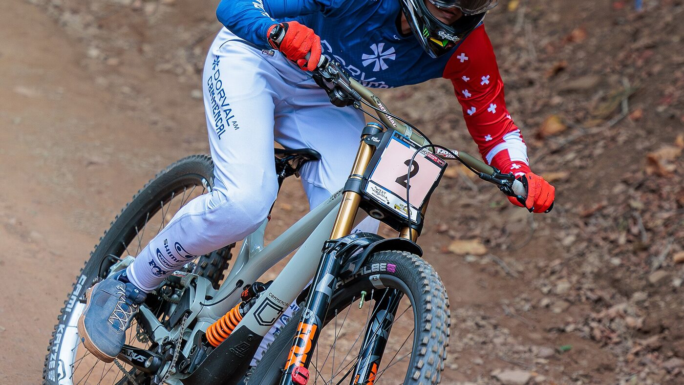 Rider profesional de descenso en plena bajada