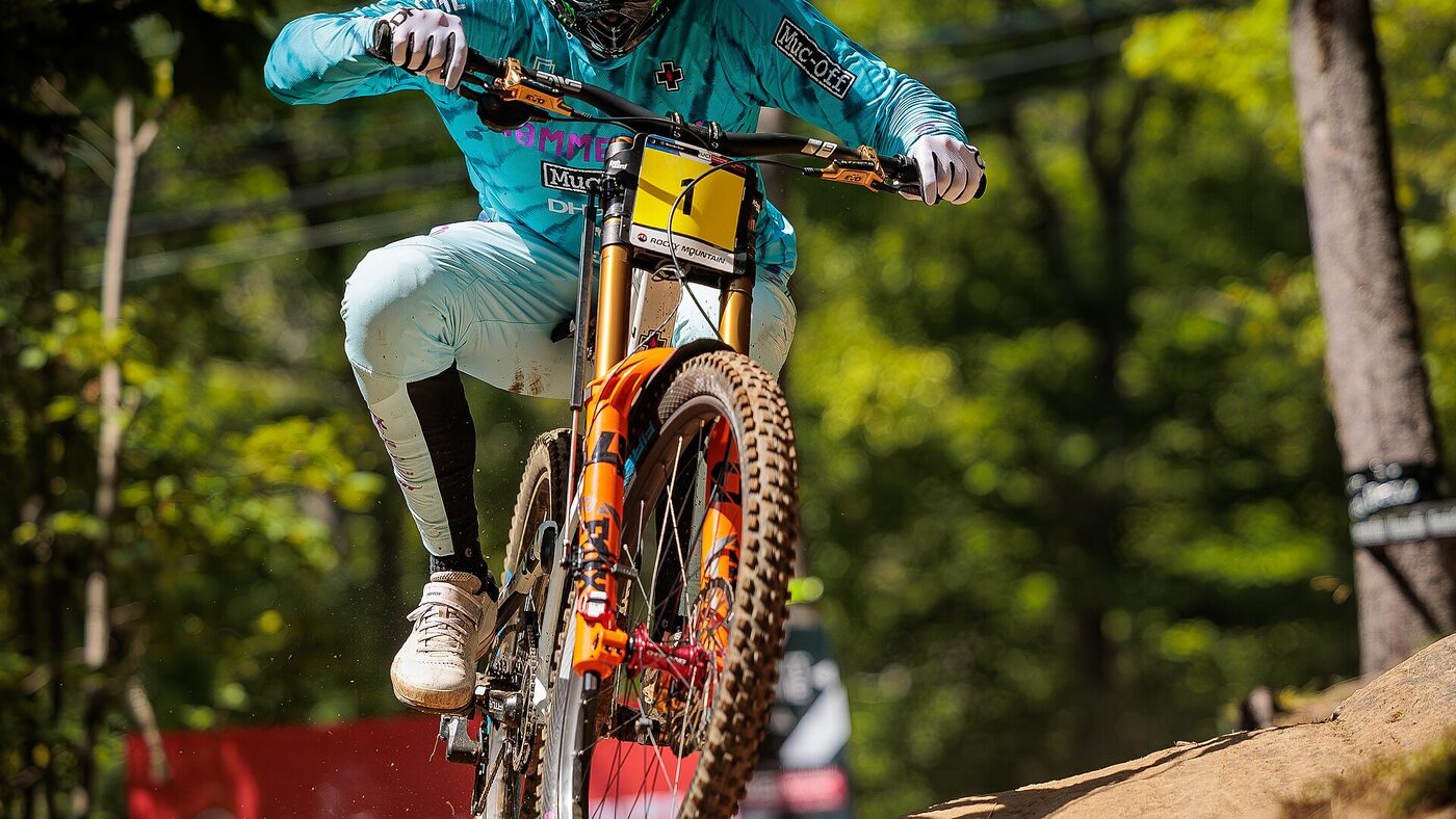Rider profesional de descenso en competicion